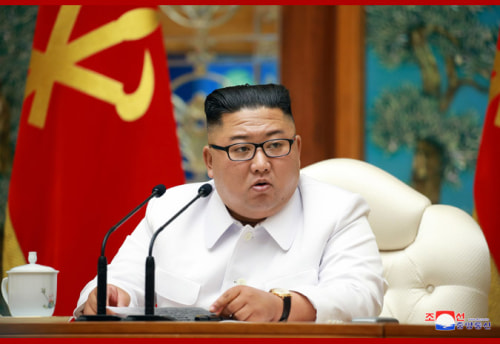 25日に緊急招集された朝鮮労働党中央委員会政治局拡大会議での金正恩氏（2020年7月26日付朝鮮中央通信）