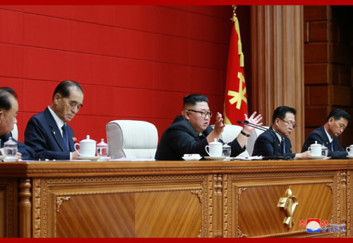 13日の朝鮮労働党中央委員会第7期第16回政治局会議で発言する金正恩氏（2020年8月14日付朝鮮中央通信）