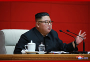 13日の朝鮮労働党中央委員会第7期第16回政治局会議で発言する金正恩氏（2020年8月14日付朝鮮中央通信）