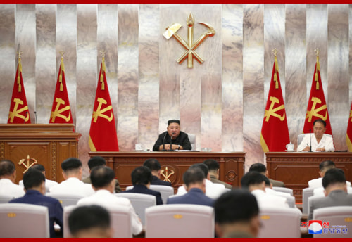 朝鮮労働党拡大会議を指導した金正恩氏（2020年9月9日付朝鮮中央通信より）