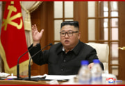 朝鮮労働党中央委員会政治局会議を司会した金正恩氏（2020年9月30日付朝鮮中央通信より）