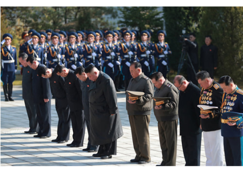 中国人民志願軍烈士陵園を訪れた金正恩氏（2020年10が22日付労働新聞より）