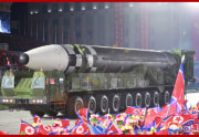 朝鮮労働党創建75周年記念閲兵式に登場した新型ICBM（2020年10月10日付朝鮮中央通信より）