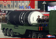 朝鮮労働党創建75周年記念閲兵式に登場した新型ミサイル「北極星4」（2020年10月10日付朝鮮中央通信より）