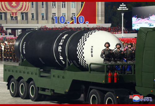 朝鮮労働党創立75周年記念閲兵式に登場した新型ミサイル「北極星4」（2020年10月10日付朝鮮中央通信より）