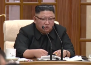 北朝鮮が11月30日に流した映像。左手にタバコが（朝鮮中央テレビ）
