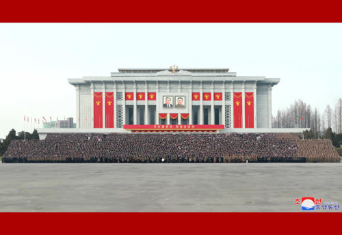 金正恩氏と労働党第8回大会代表者らの記念写真（2021年1月15日付朝鮮中央通信）