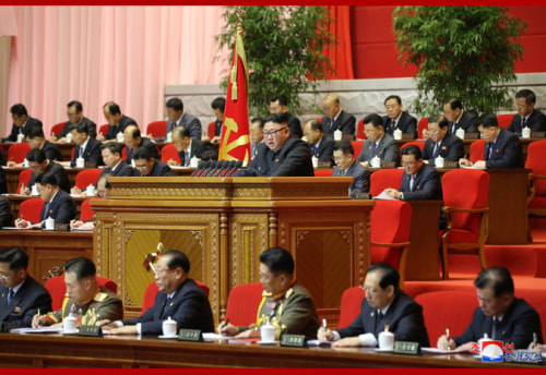 朝鮮労働党第8回大会の第3日会議で事業報告を行う金正恩氏（2021年1月8日付朝鮮中央通信）