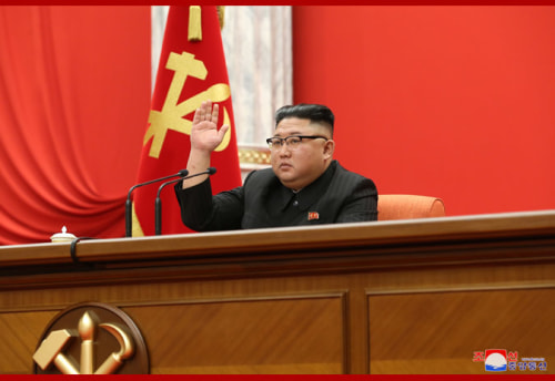 朝鮮労働党中央委員会第8期第1回総会での金正恩氏（2021年1月11日付朝鮮中央通信）