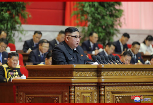 朝鮮労働党第8回大会で演説する金正恩氏（2021年1月6日付朝鮮中央通信より）