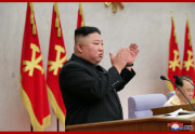 労働党中央委第8期第2回総会を指導した金正恩氏（2021年2月9日付朝鮮中央通信）