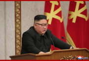 朝鮮労働党第8期第2回総会第2日目会議での金正恩氏（2021年2月11日付朝鮮中央通信）