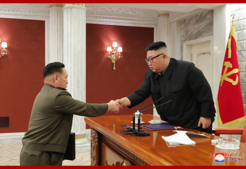 労働党中央軍事委員会拡大会議で軍事称号を授与する金正恩氏（2021年2月25日付朝鮮中央通信）