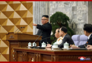労働党第8期第2回総会を指導した金正恩氏（2021年2月12日付朝鮮中央通信）