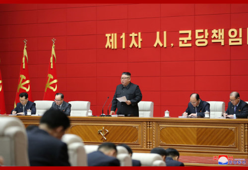 責任書記講習集会で開会の辞を述べた金正恩氏（2021年3月4日付朝鮮中央通信）