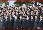 金正恩氏が書記講習会参加者らと記念写真を撮った（2021年3月7日付朝鮮中央通信）