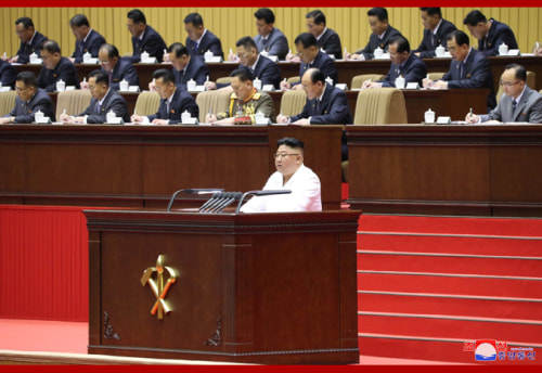 朝鮮労働党第6回細胞書記大会で演説した金正恩氏（2021年4月7日付朝鮮中央通信）