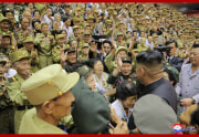 金正恩氏が老兵大会参加者と記念写真を撮った（2021年7月30日付朝鮮中央通信）