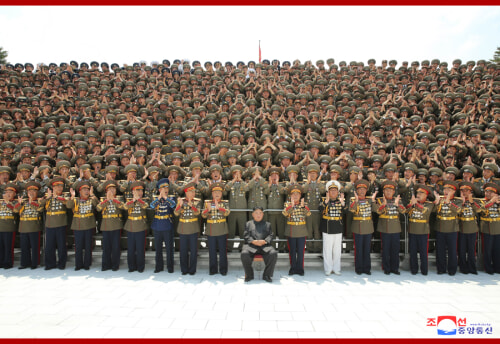 金正恩氏が北朝鮮軍指揮官・政治活動家講習会参加者と記念写真を撮った（2021年7月30日付朝鮮中央通信）