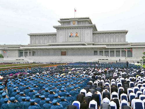 青年節記念行事参加者が錦繍山太陽宮殿を参拝した（2021年8月28日付労働新聞）