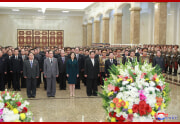 金正恩夫妻が錦繍山太陽宮殿を参拝して（2021年9月10日付朝鮮中央通信）