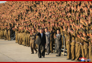 金正恩氏が建国73周年閲兵式参加者と記念写真を撮った（2021年9月10日付朝鮮中央通信）
