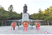 金正恩氏が中国人民志願軍烈士陵園に花輪を送った（2021年10月26日付朝鮮中央通信）