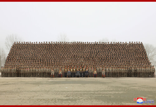 北朝鮮軍第8回軍事教育活動家大会記念写真（2021年12月7日付朝鮮中央通信）