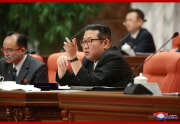 28日の朝鮮労働党中央委員会第8期第4回総会で発言する金正恩氏（2021年12月29日付朝鮮中央通信）
