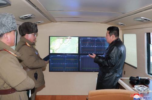 11日、極超音速ミサイルの試射を視察した金正恩氏（2022年1月12日付朝鮮中央通信）