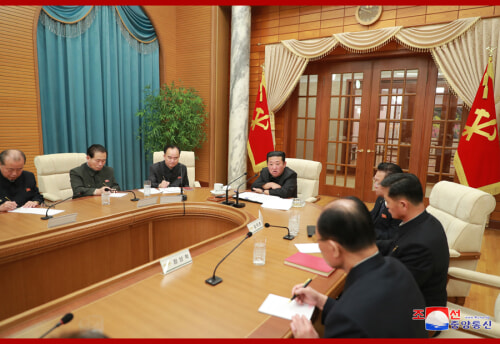 金正恩氏が労働党政治局会議を司会した（2022年1月20日付朝鮮中央通信）