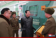 金正恩氏が重要兵器システム生産の軍需工場を現地指導した（2022年1月28日付朝鮮中央通信）