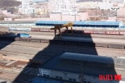 16日、中国の丹東駅に停車した北朝鮮の貨物列車（デイリーNK）