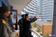 金正恩氏が松新・松花地区1万世帯住宅建設場を現地指導した（2022年3月16日付朝鮮中央通信）