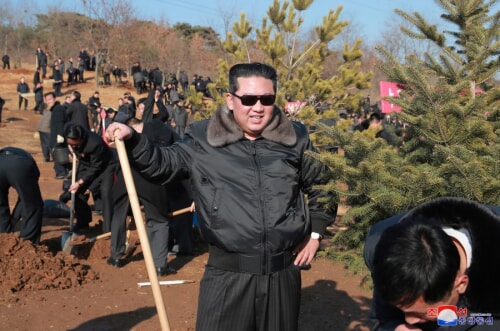 金正恩氏が初級党書記大会参加者と記念植樹を行った（2022年3月3日付朝鮮中央通信）