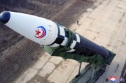 金正恩氏がICBM火星17型の射指を指導した（2017年3月25日付朝鮮中央通信）