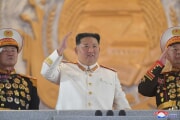 金正恩氏が朝鮮人民軍創建90周年記念閲兵式に出席した（2022年4月26日付朝鮮中央通信）