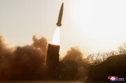 金正恩氏が新型戦術誘導兵器試射を視察した（2022年4月17日付朝鮮中央通信）
