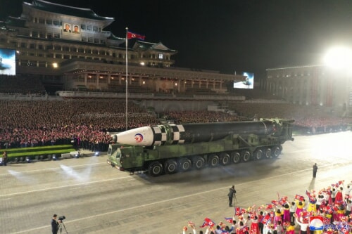 北朝鮮軍創建90周年記念閲兵式に登場したICBM火星17号（2022年4月26日付朝鮮中央通信）