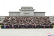 金正恩総書記は28日、朝鮮人民革命軍創建90周年慶祝行事の参加者と記念写真を撮影（2022年4月29日付朝鮮中央通信）