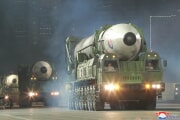 北朝鮮軍創建90周年記念閲兵式に登場したICBM火星17号（2022年4月26日付朝鮮中央通信）