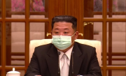 12日、党中央委員会第8期第8期第8回政治局会議にマスクを着用して出席した金正恩氏（朝鮮中央テレビ）