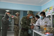防疫活動に投入された朝鮮人民軍の兵士たち（2022年5月17日付朝鮮中央通信）