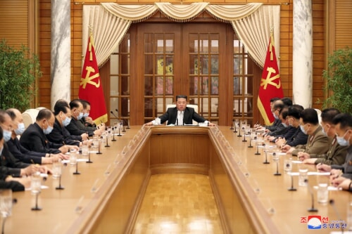 金正恩氏が労働党政治局会議を司会した（2022年5月12日付朝鮮中央通信）