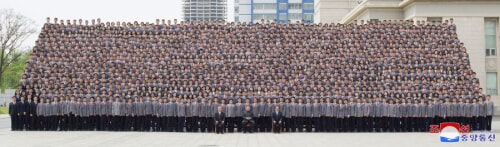 軍創建90周年閲兵式に参加した大学生らと記念写真を撮った金正恩氏（2022年5月1日付朝鮮中央通信）