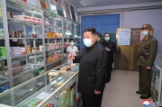 党政治局協議会の終了後、平壌市内の薬局を視察した金正恩氏（朝鮮中央通信）