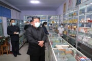 党政治局協議会の終了後、平壌市内の薬局を視察した金正恩氏（朝鮮中央通信）