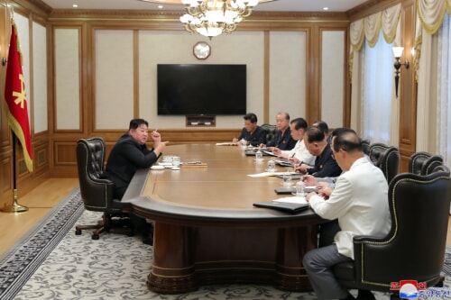 金正恩氏が労働党書記局会議を司会した（2022年6月13日付朝鮮中央通信）