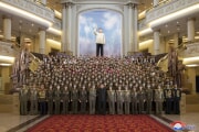金正恩氏が戦勝革命史跡の講師と記念写真を撮った（2022年7月29日付朝鮮中央通信）