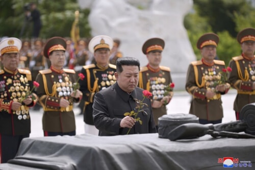 金正恩氏が朝鮮戦争参戦烈士墓を訪問した（2022年7月28日付朝鮮中央通信）